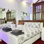 Modern Haven In Dudley With Free Parking!